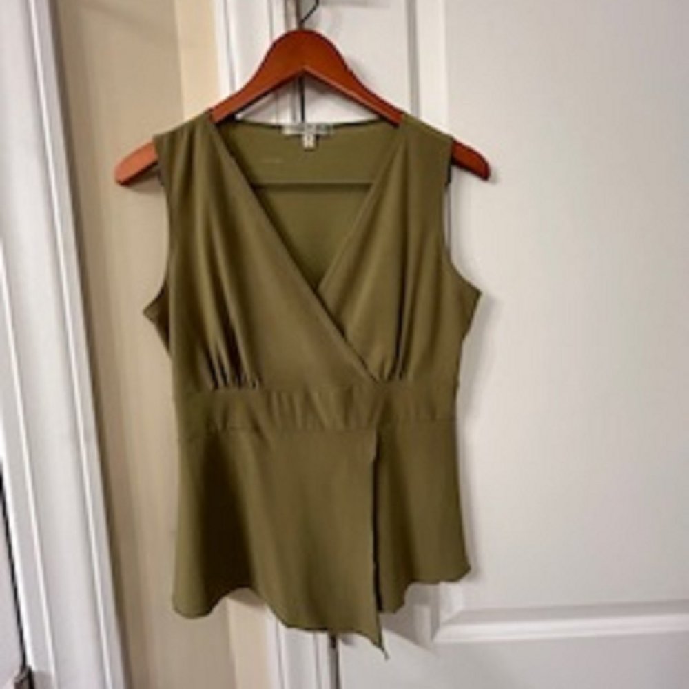 Women's Top Shirt (Color: Green) Brand: Vintage Suzie Size Medium V Cut Neck